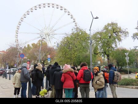 Foreign tourists in the city center under the Ferris wheel - Budapest-stock-foto