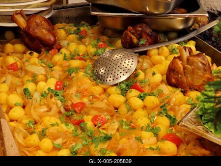 Gourmet food at the Vörösmarty square Christmas market - Pork knuckle with potatoes-stock-foto