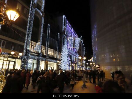 Christmas lights and crowds in downtown Deák Ferenc Street - Budapest-stock-foto