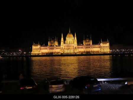 The illuminated building of the Hungarian Parliament - Budapest-stock-foto