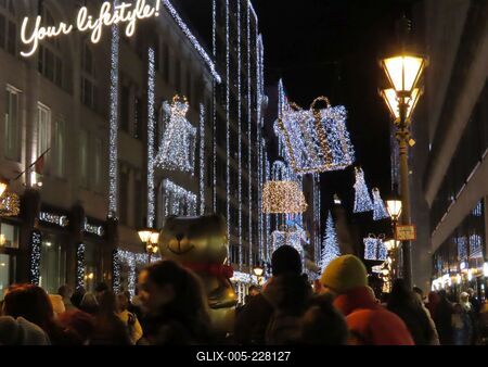 Christmas lights and crowds in downtown Deák Ferenc Street - Budapest-stock-foto