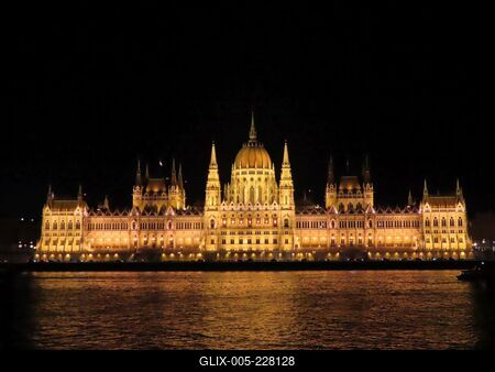 Hungarian Parliament building by night - Budapest - Danube-stock-foto
