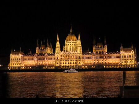 The Hungarian Parliament by night - Cruise ship on the Danube-stock-foto