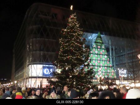 Christmas lights and crowds in downtown Vörösmarty Square - Budapest-stock-foto