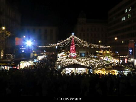 Christmas lights in Budapest - The Christmas market on Szent István Square.-stock-foto