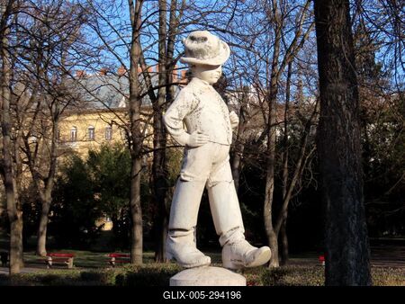 The fairytale statue of Matyi Thumb - Budapest-stock-foto