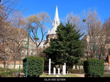 Budapest - Monument to the 1956 Revolution - Church-stock-foto