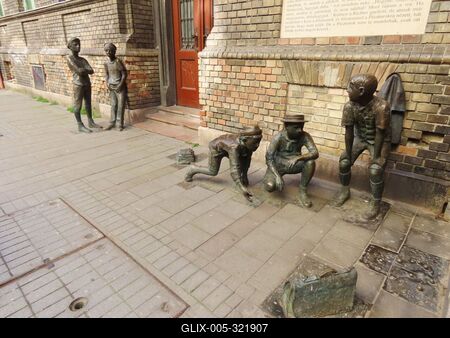 The Pál Street Boys statue group - inspired by Ferenc Molnár's youth novel - Budapest-stock-foto