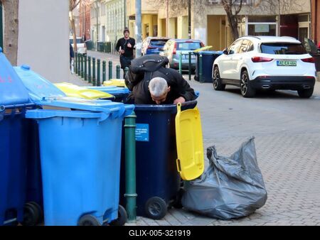 Budapest - A man picking trash on Ferenc Square-stock-foto