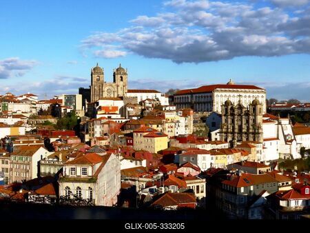 Porto - Panorama - Portugal - Sé cathedral - Episcopal Palace-stock-foto