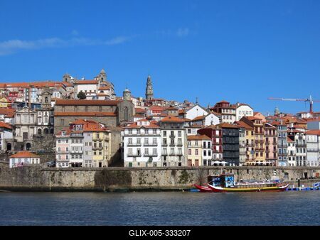 View of the city of Porto - Douro river - Clérigos tower-stock-foto