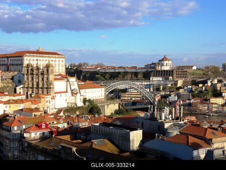 Porto - Panorama - Episcopal Palace - Serra do Pilar Monastery - Portugal-stock-foto