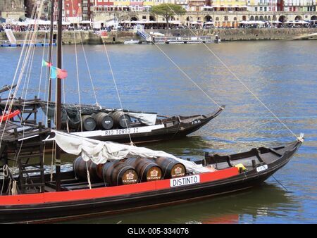 Boats carrying wine barrels on the Douro River - Porto - Portugal-stock-foto