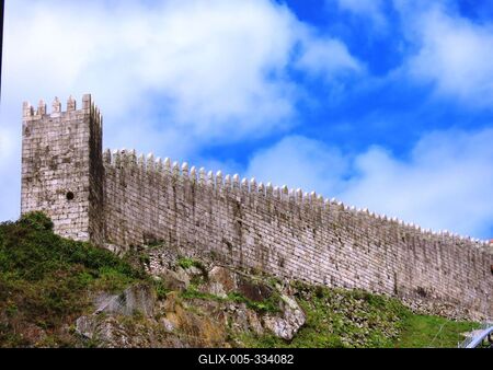 Porto city walls from the 12th century - Portugal-stock-foto