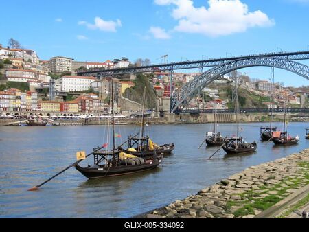 Boats carrying wine barrels on the Douro River - Porto - Portugal-stock-foto