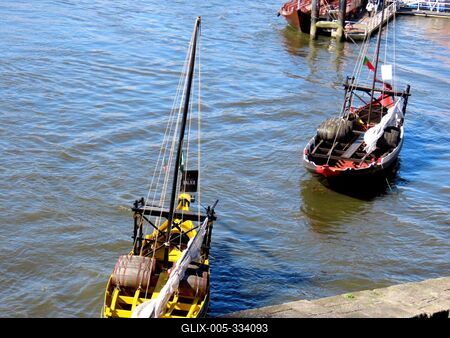 Wine barrels in wine transport boats on the Douro River - Porto - Portugal-stock-foto