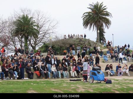 A singer sings to his audience on the dome of the Morro Garden - Porto - Portugal-stock-foto