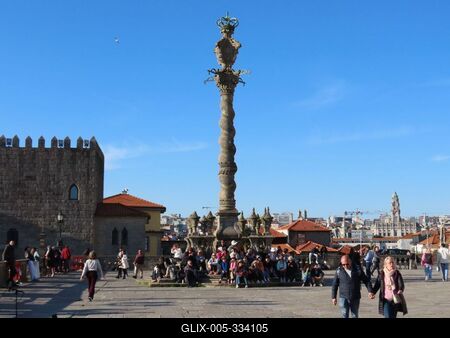 People in the Cathedral Square in Porto - Portugal-stock-foto