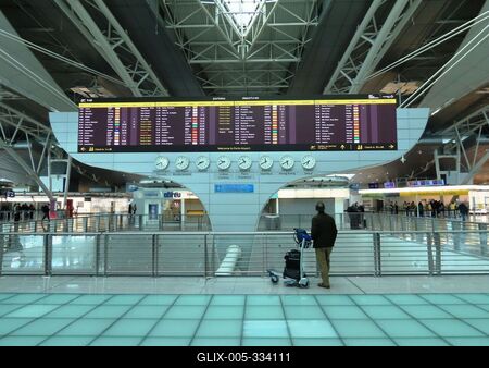 Porto Airport information display board - Portugal-stock-foto