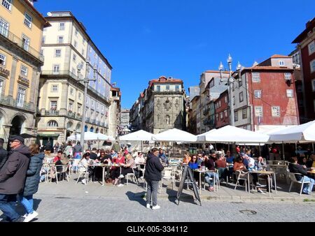 Porto - Tourists at a riverside cafe. - Portugal-stock-foto