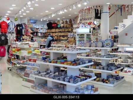 A shop selling Porto souvenirs and trinkets - Portugal - Porto-stock-foto