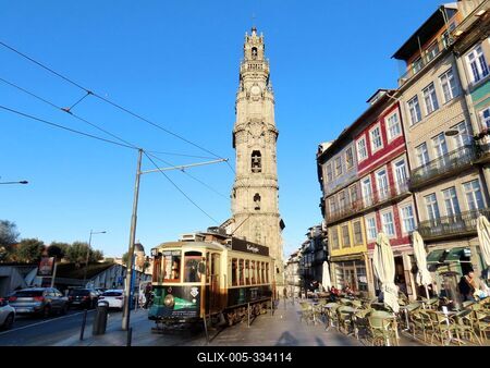 Tram under the Clérigos Tower in Porto - Portugal-stock-foto