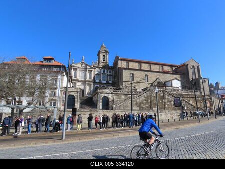 Porto - People waiting for a sightseeing bus in front of the 14th century St. Francis Church - Portugal-stock-foto