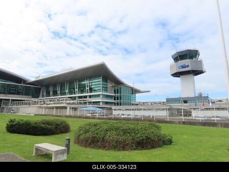 The control tower and passenger terminal of Francisco Sá Carneiro Airport in Porto - Portugal-stock-foto