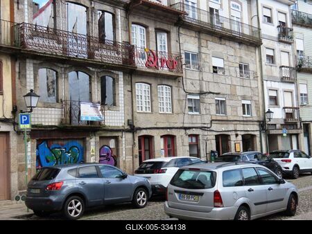 Largo Condussa do Juncal square with the city headquarters of the Portuguese Communist Party - Guimarães-stock-foto