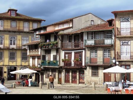 Guimarães (Portugália), 2025. március 17.Detail of the main square, Largo da Oliveira, in this city of 55,000 people in northern Portugal. Houses, restaurant terraces.Az Ézsak-Portugáliában fekvő, 55 ezer lélekszámú város Largo da Oliveira főterének részlete. Házak, vendéglő teraszok.-stock-foto