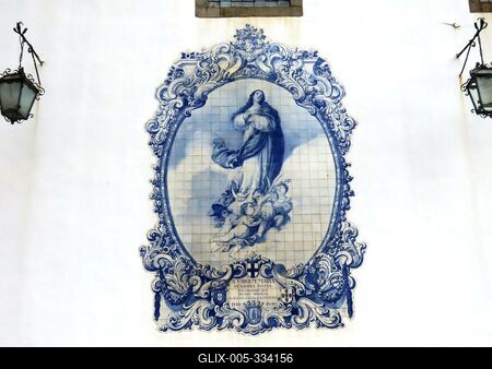 Guimarães - Majolica ornament on the wall of the Lar de Santa Estefania social home - Portugal-stock-foto