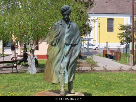 Statue of Great Hungarian Poet Petőfi Sándor - Jászalsószentgyörgy - Hungary-stock-foto