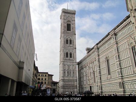 Florence - Giotto's bell tower next to the Duomo - Firenze-stock-foto