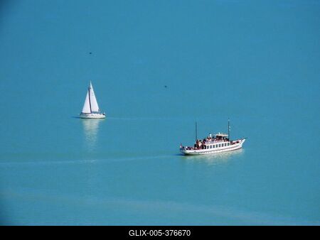 Pleasure boat and sailboat on Lake Balaton - Hungary-stock-foto