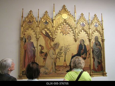 Florence - Uffizi - Tourists admire Simone Martini's painting The Annunciation-stock-foto