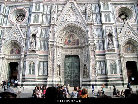 Facade of Florence Cathedral - Tourists - Santa Maria del Fiore-stock-foto