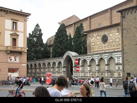 Florence - Tourists at the side of the Santa Maria Novella church-stock-foto