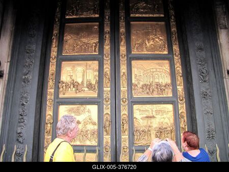 Tourists at the Gate of Paradise - Florence - Lorenzo Ghiberti-stock-foto