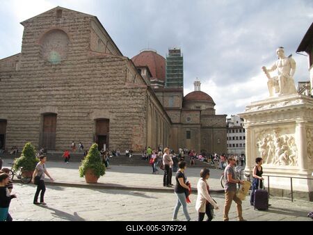 Florence - San Lorenzo aquare - Statue of Giovanni de' Medici-stock-foto
