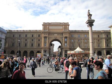 Florence - Repubblica Aquare - Tourists - Column of Plenty-stock-foto