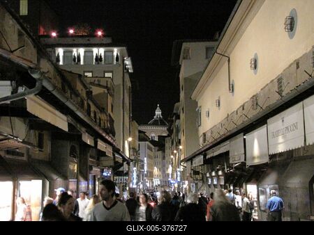 Toiurists on Ponte Vecchio bridge at night - Florence-stock-foto