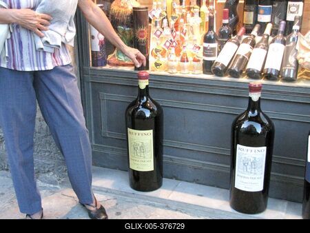 Giant bottles of Chianti wine in Florence-stock-foto