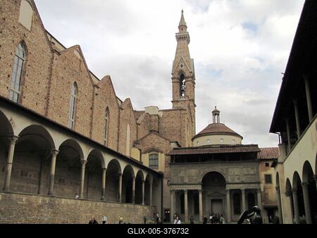 Florence - One of the cloisters of the church of Santa Croce - Chapel Brunelleschi-stock-foto