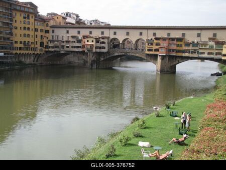 Fieenze - Florence - Ponte Vecchio - Arno - Sunbathing people-stock-foto