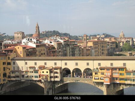 View on Florence - Ponte Vecchio - Corridor Vasari - Patrarva Park - Bello Sguardo Hill-stock-foto