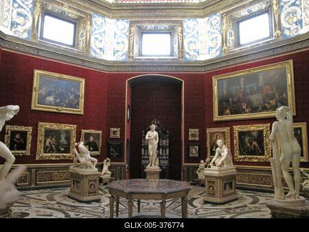 Florence - Uffizi - Tribune room - Statues and paintings-stock-foto