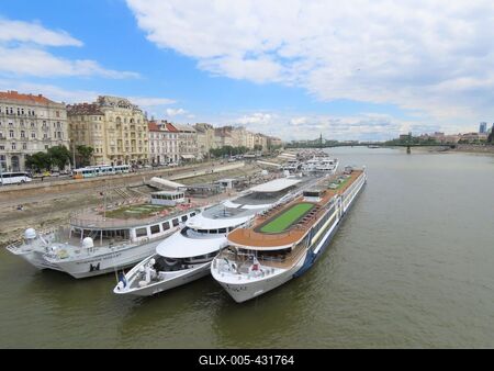 Tourist boats abound on the Budapest section of the Danube-stock-foto