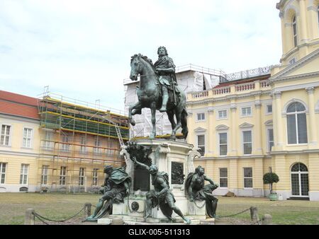 Berlin, 1 July 2017The equestrian statue of the Great Elector Friedrich Wilhelm I at the Charlottenburg Palace.Frigyes Vilmos v?laszt?fejedelem lovas szobra a Charlottenburg palota udvar?ban. 1697-ben alkott?k Andreas Schl?ter tervei szerint.-stock-foto
