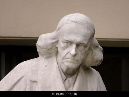 Berlin, 20 June 2017Statue of Historian Theodor Mommsen before the Humboldt University in Berlin.Christian Matthias Theodor Mommsen (1817-1903) n?met t?rt?n?sz szobra a Humboldt egyetem el?tt. Adolf Br?tt 1909-ben k?sz?lt alkot?sa.-stock-foto