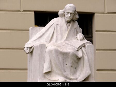 Berlin, 20 June 2017Statue of Historian Theodor Mommsen before the Humboldt University in Berlin.Christian Matthias Theodor Mommsen (1817-1903) n?met t?rt?n?sz szobra a Humboldt egyetem el?tt. Adolf Br?tt 1909-ben k?sz?lt alkot?sa.-stock-foto